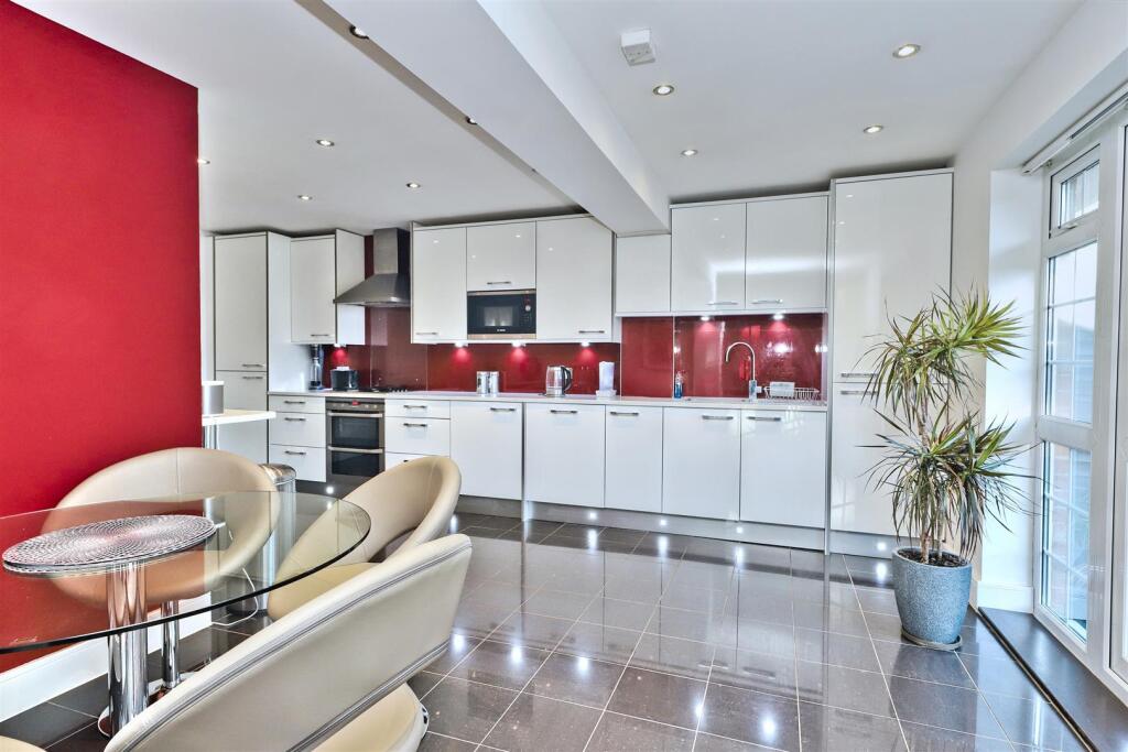 28 Flowers Avenue (19).jpg