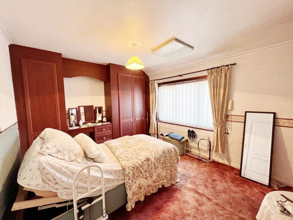 Bedroom 1 pic 1.jpg