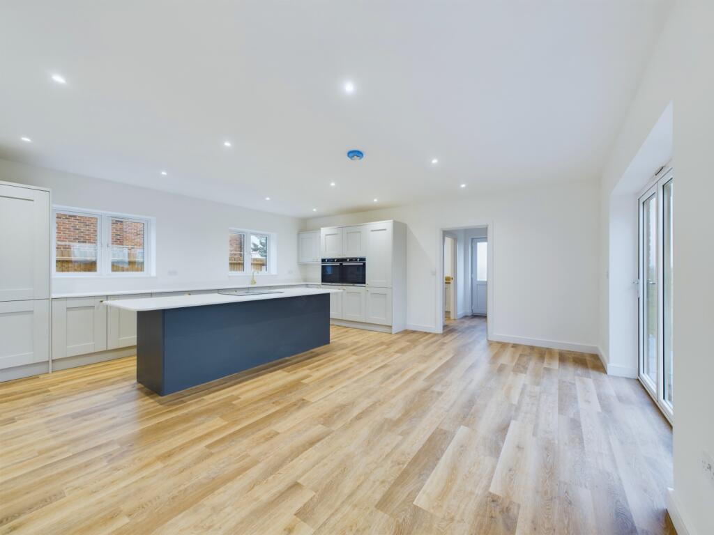 CAM04671G0-PR0012-STILL001