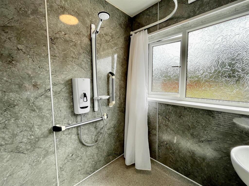 SHOWER ROOM