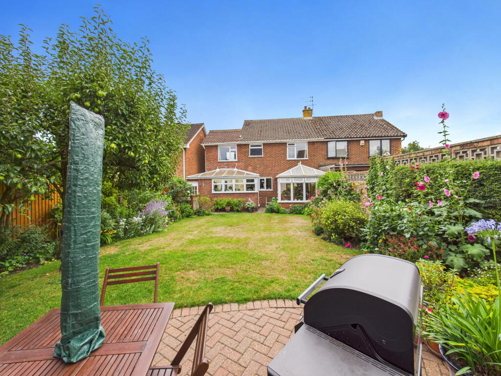 CAM01354G0-PR0562-STILL017