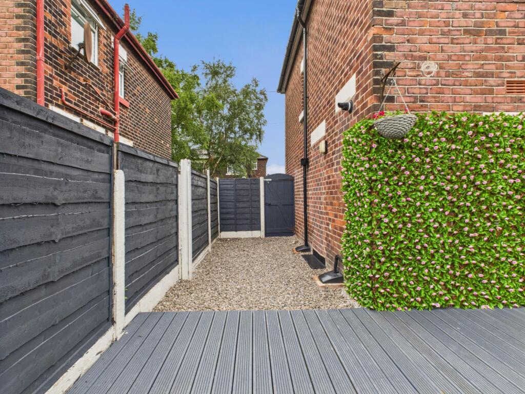 CAM03729G0-PR0106-STILL015