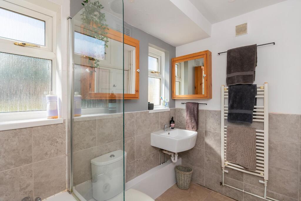 6M5RBR - Bathroom B.jpg