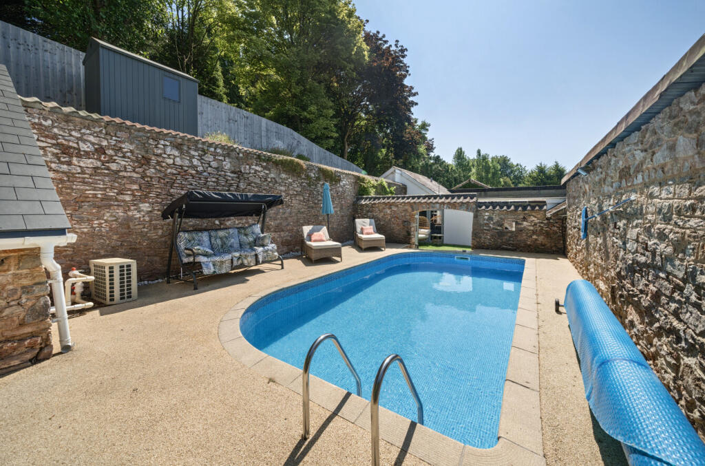 1303898-11-685295...