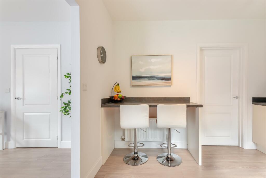 8588285-interior12.jpg