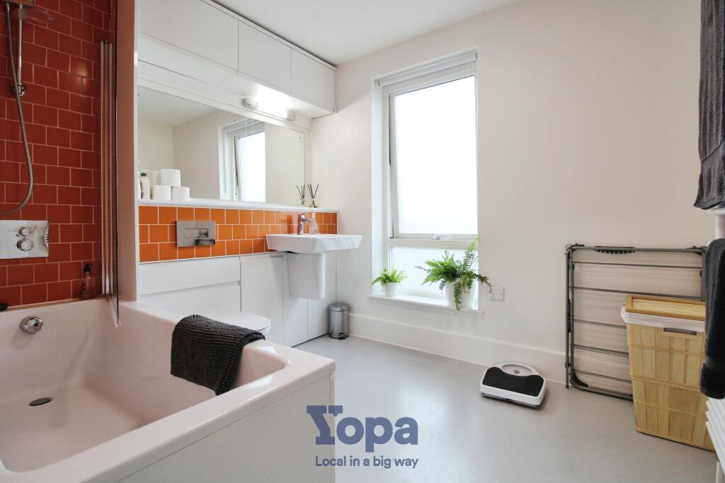 Main Bathroom, First Floor