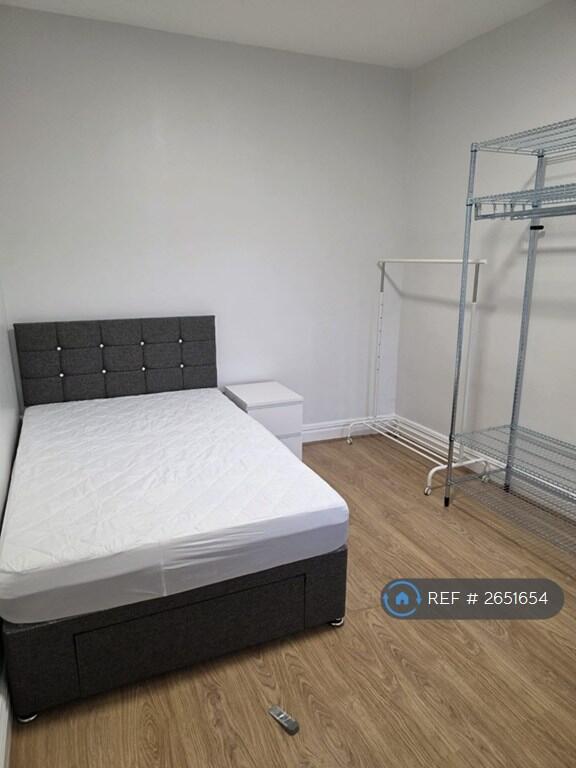 Middle Bedroom