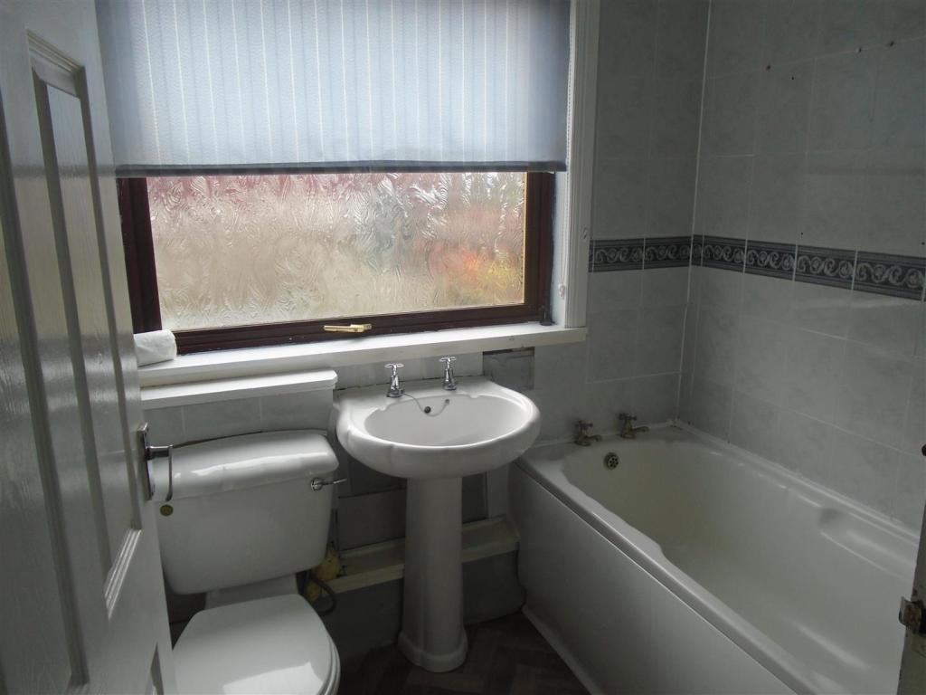 32KirklandCrescentBathroom.JPG