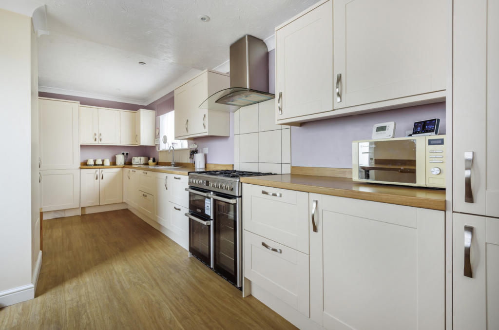 Kitchen/B'fast Room