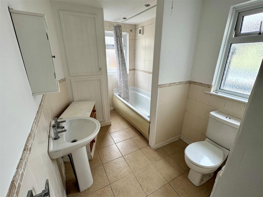 6 Beacon Road Bathroom