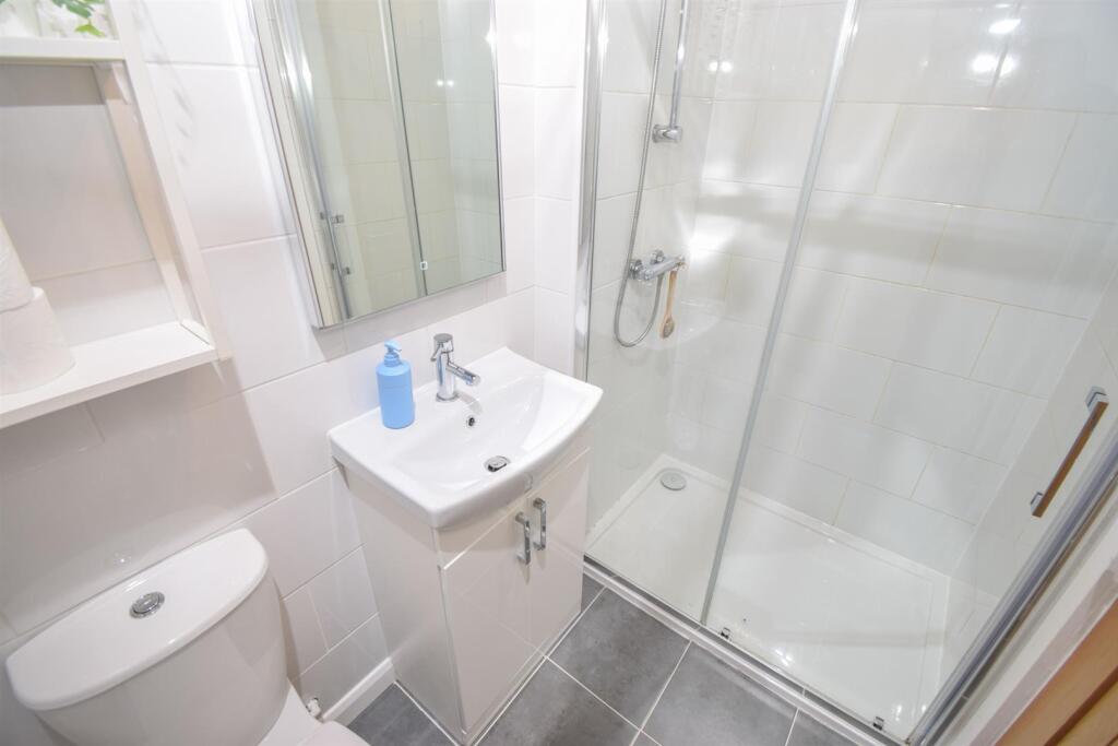 EN-SUITE SHOWER ROOM