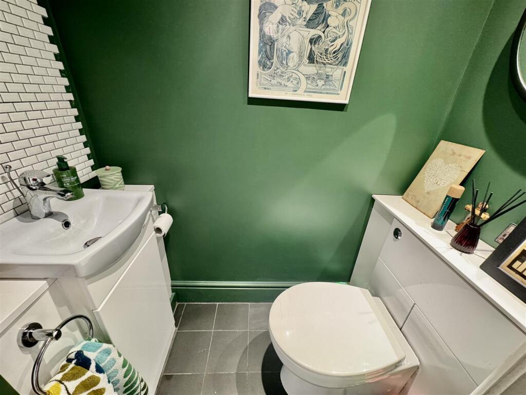 CLOAK ROOM W.C.