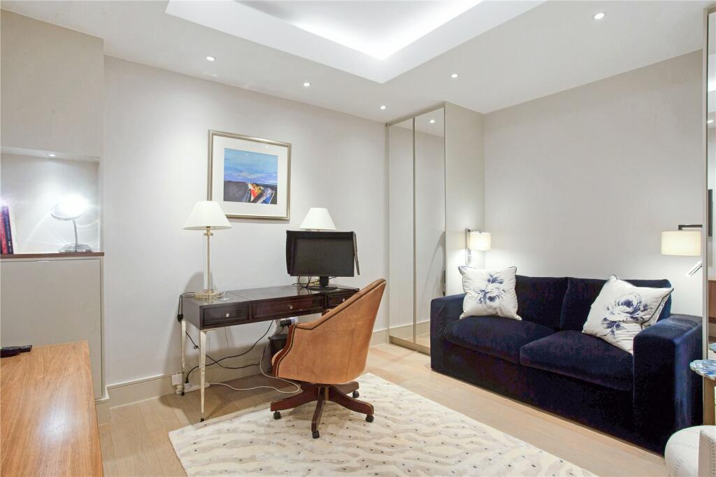 Bedroom 1 / Study