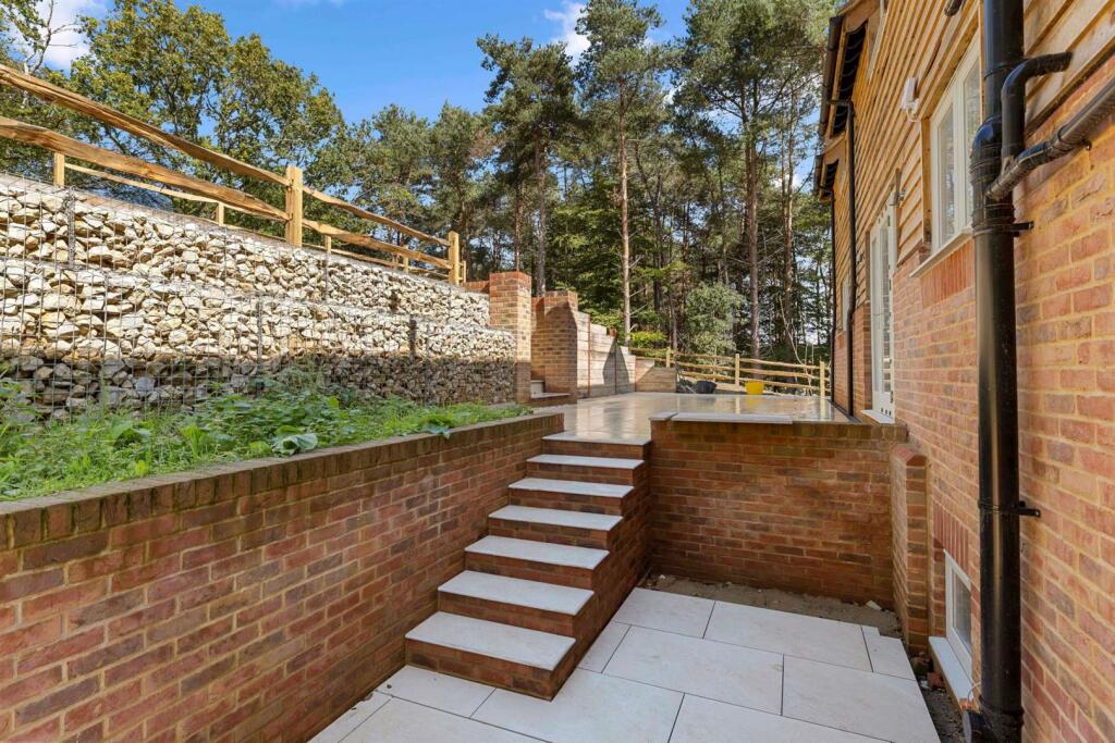 Oak Lodge, Dorking Road, Gomshall, GU5 9NY-131-192