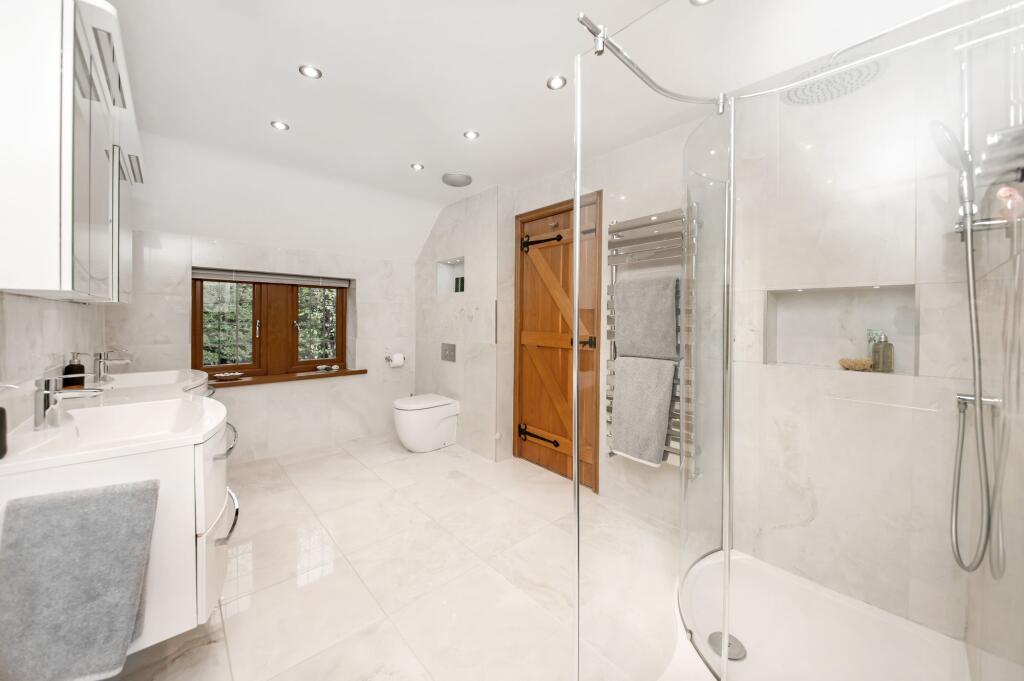 EN-SUITE TO BEDROOM ONE