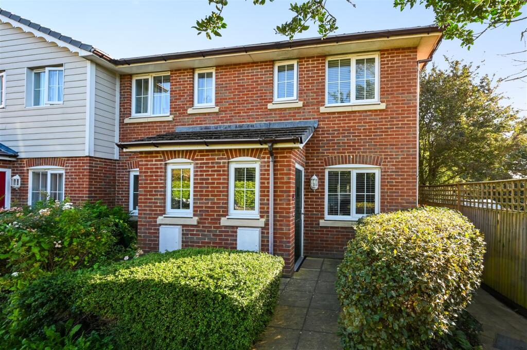 5 CLARENCE GARDENS - TN402FJ - PHOTOS (5).jpg