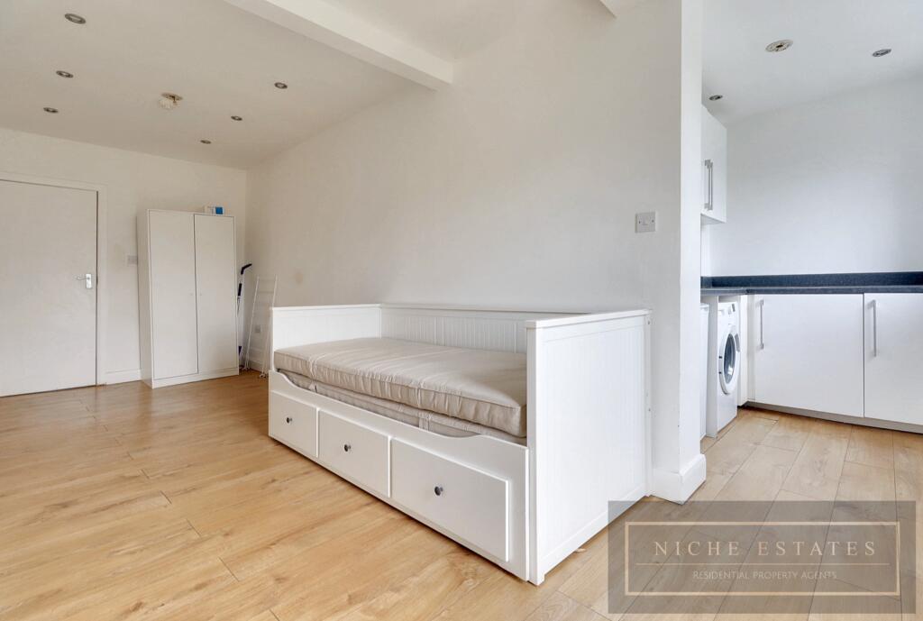 West Hill, Wembley, London, HA9 - ENSUITE BEDSIT COUNCIL TAX AND WATER INC