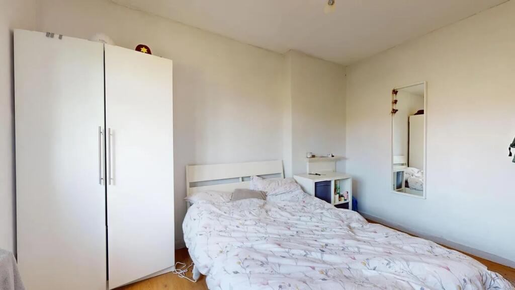 A cozy double bedroom featuring a comfortable b...