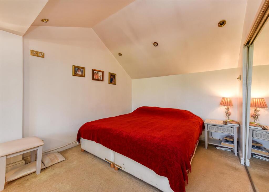 Earlswood Lodge-Bedroom 1 (3).jpg