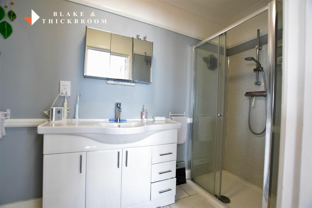 EN SUITE SHOWER ROOM