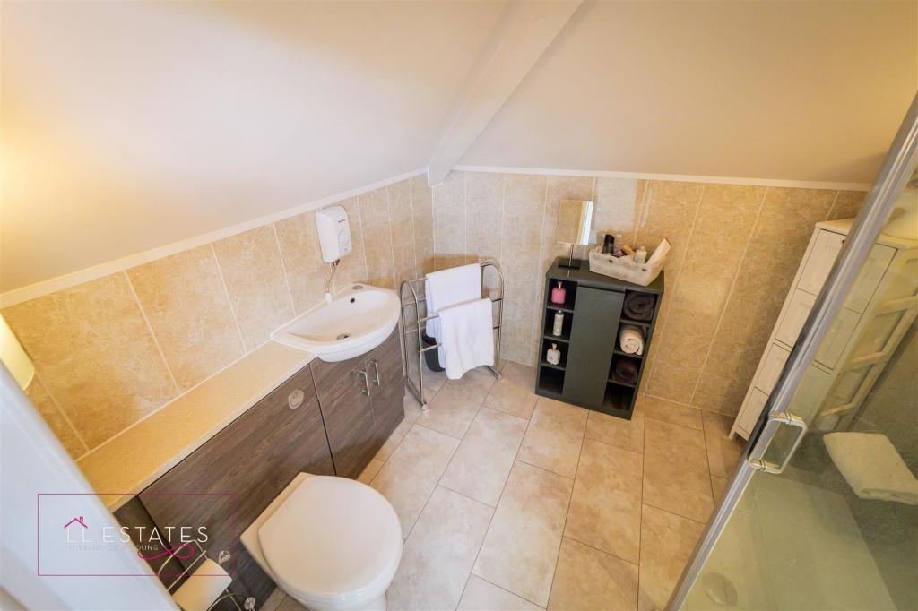up ensuite 66.jpg