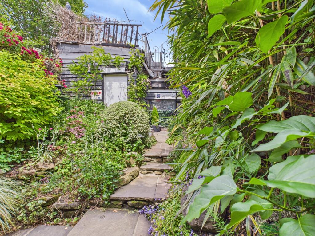 CAM03729G0-PR0074-STILL014