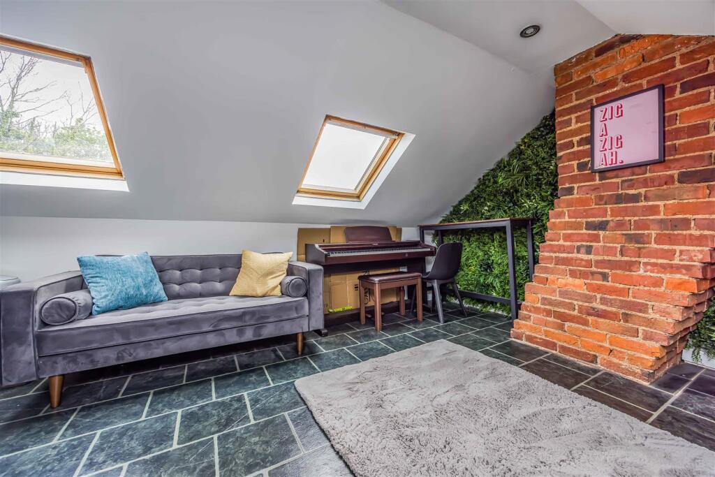 177 Hawthorn Crescent, Cosham-Small-PorticoMarketi