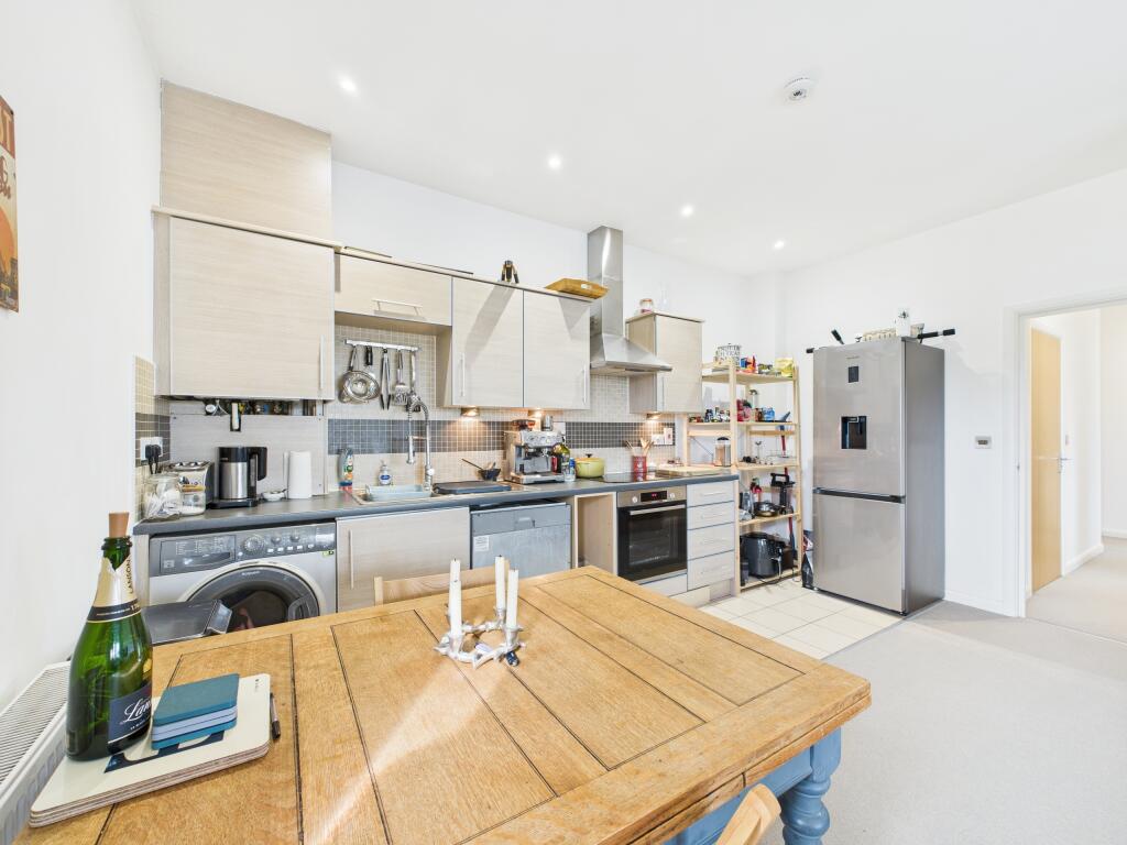 CAM02909G0-PR0353-STILL006