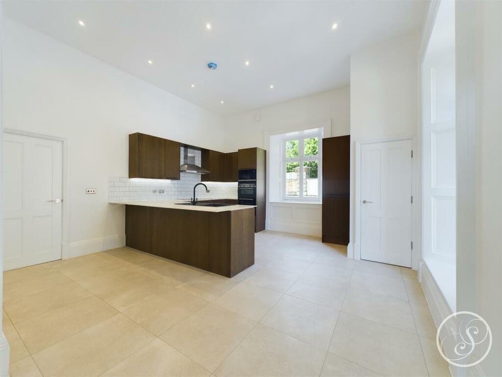 Breakfast Kitchen / Dining Room