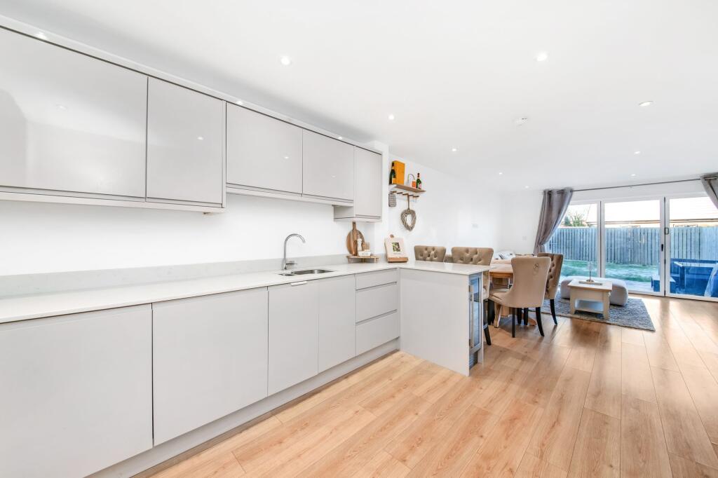 OPEN-PLAN DINING KITCHEN AND FAMILY ROOM