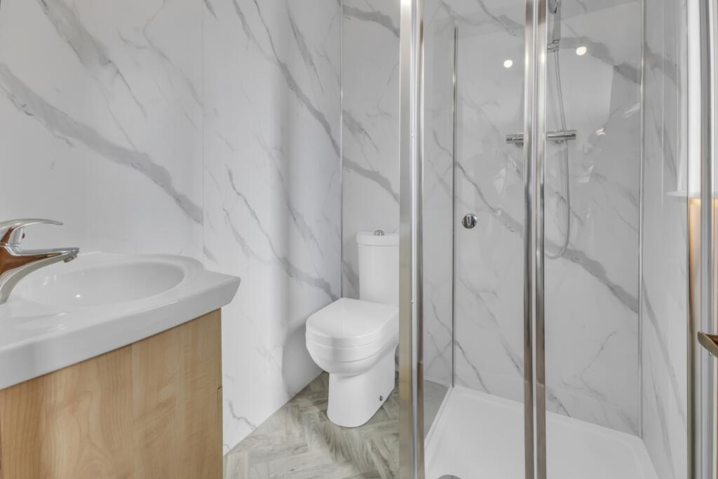Ensuite to Bedroom One 