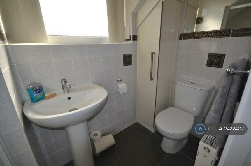 En Suite To Master Bedroom Pic 1