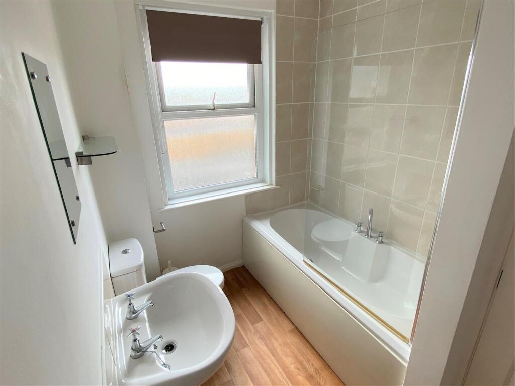 11 Trevanion Court Bathroom