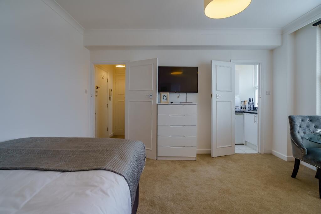 8456881-interior06