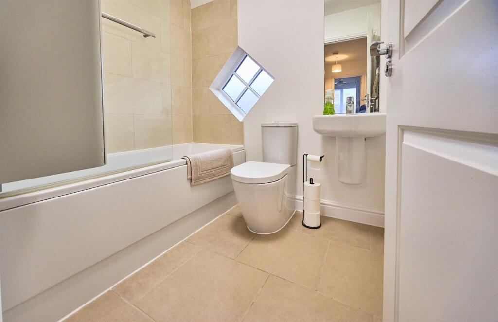 Family Bathroom to front