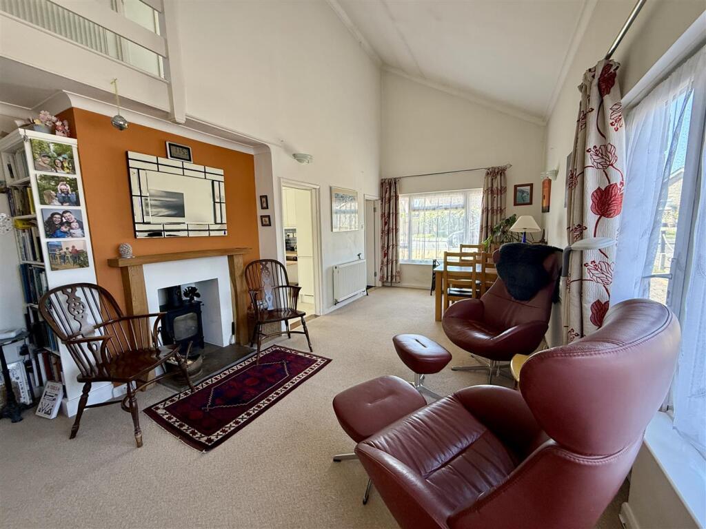 Living/Dining Room: