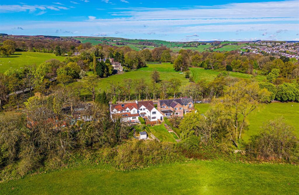 Aerial of rear and surrounds