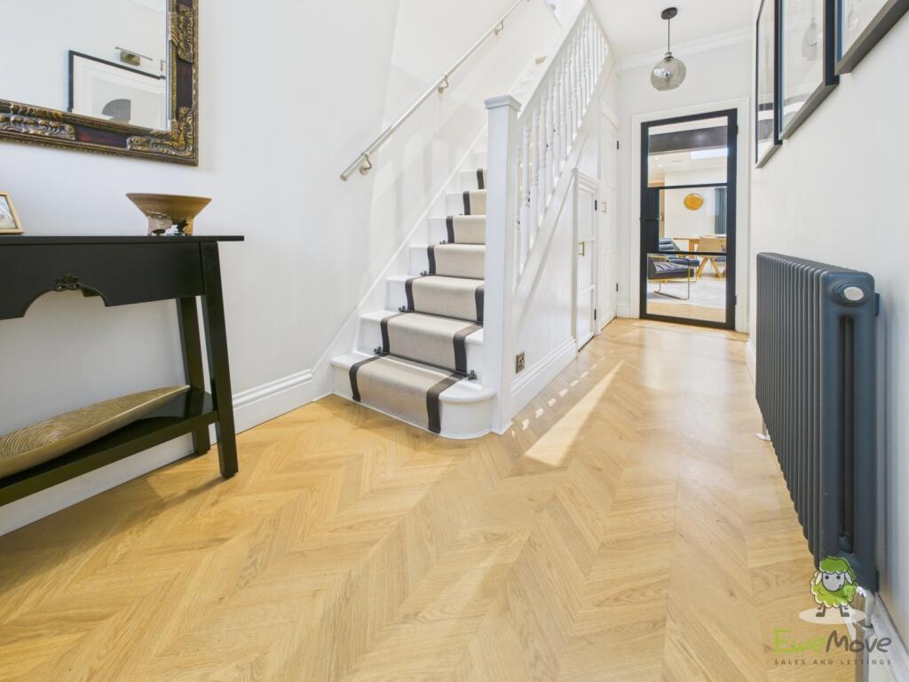 CAM01543G0-PR0166-STILL023