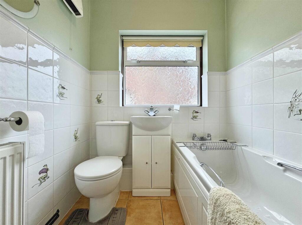 Bathroom b.jpg