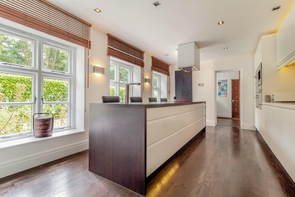 8605532-interior1...
