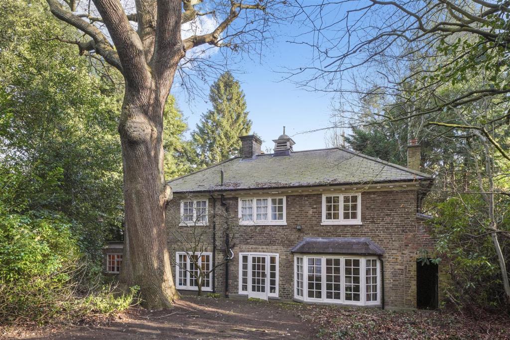 Bell House, Julian Hill - ZPuzRw9fuTFXJ9BKTe8z.jpg