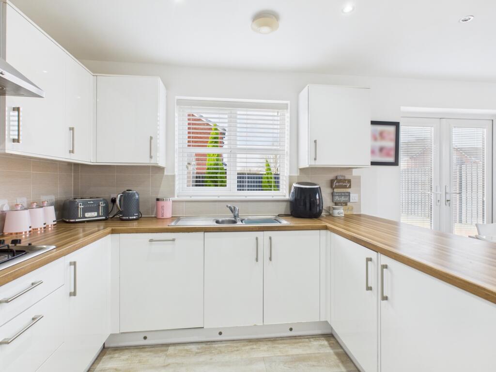 CAM03729G0-PR0193-STILL026