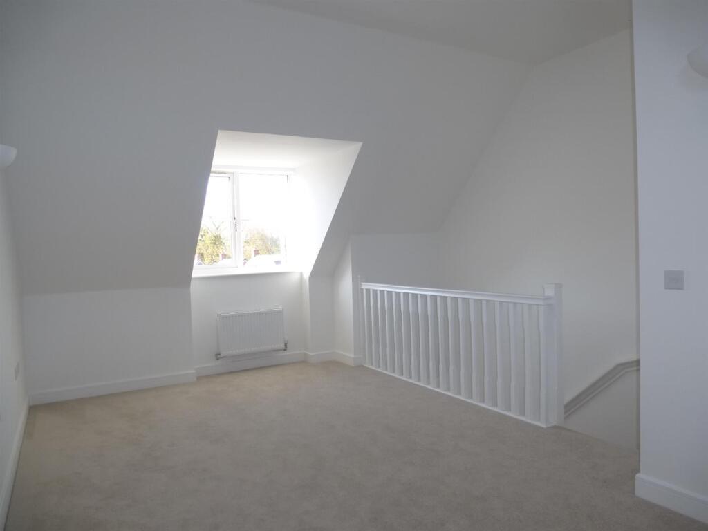 Top floor bedroom 2nd angle - 7 Foresters Drive.JP