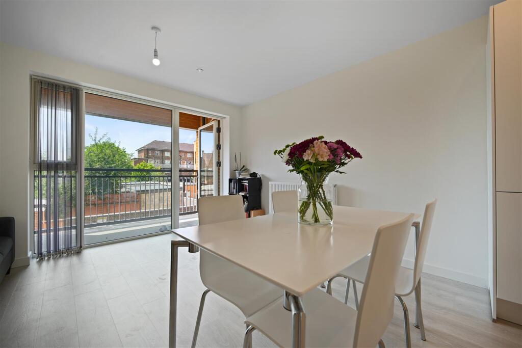 CCRR - Flat 5 Garraway Apartments Diner3 (1).JPG