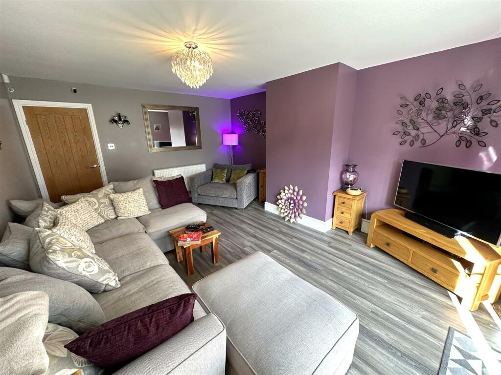 Sizeable Living Room 864