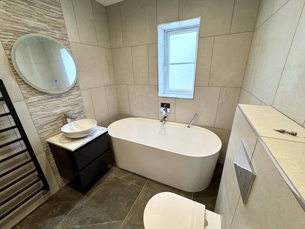 Sample Photo - Main Bathroom.jpg