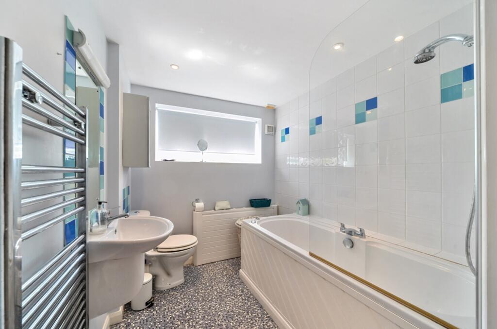 EweMove Harrogate En Suite Bathroom