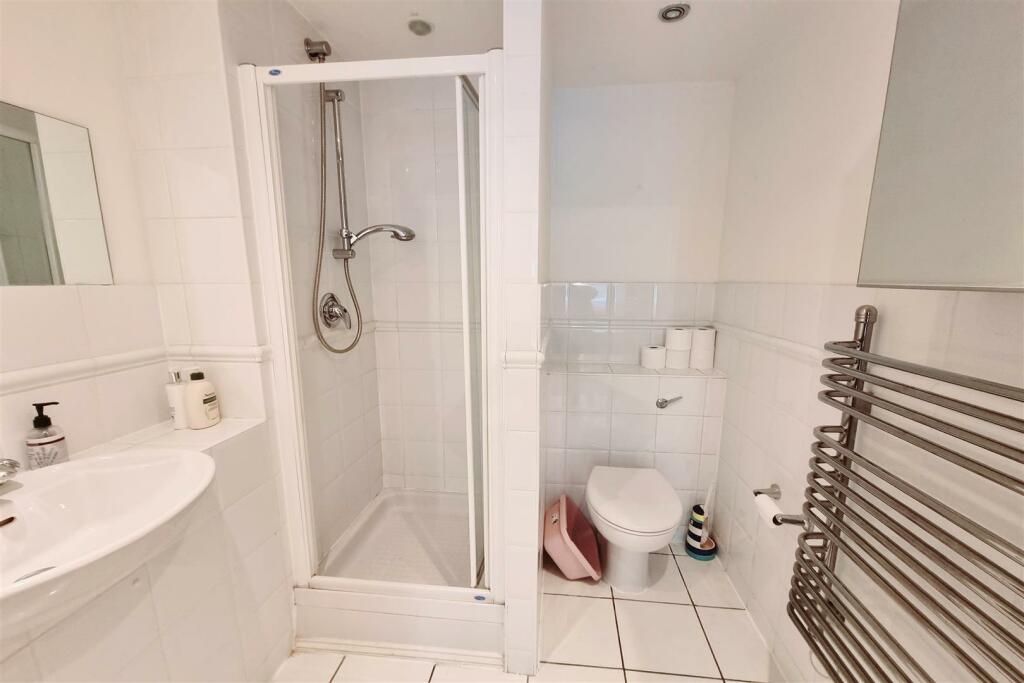 EN-SUITE SHOWER ROOM