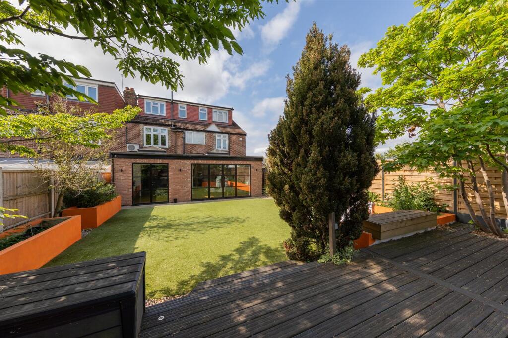 Warboys Crescent E4