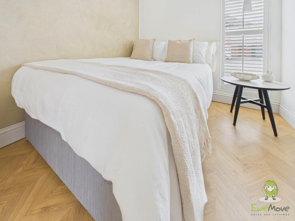 CAM01543G0-PR0166-STILL028